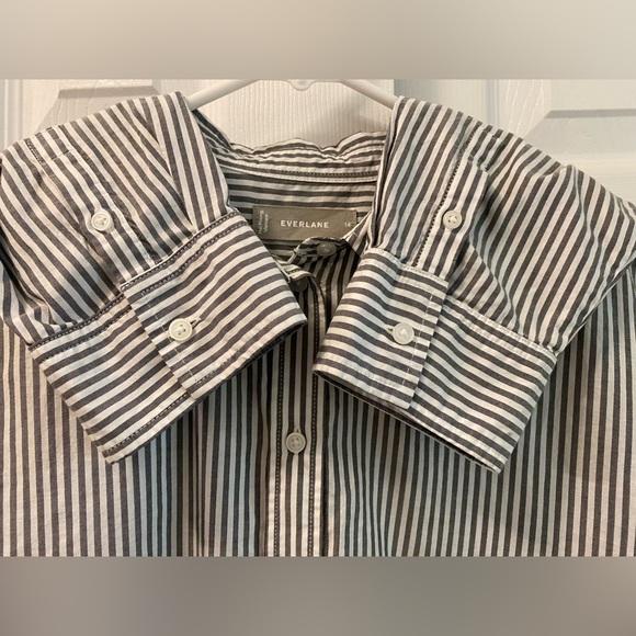 🕜 Everlane | The Must-Have Shirt In Silky Cotton | White/Gray Striped | 14 - Picture 9 of 11
